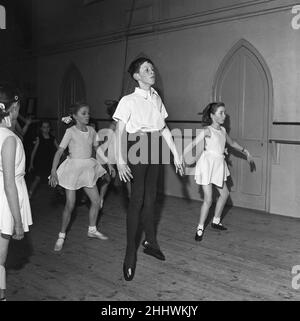 Babyunterricht und Kleinkinder, die ihren Ballettunterricht an der Rambert School im Mercury Theater, Notting Hill Gate, haben. Die Lehrer für die Babyklassen sind ältere Schüler, während die weiterführenden Junior-Klassen von einem erfahrenen Ballettlehrer, 15th. Januar 1954, besucht werden Stockfoto