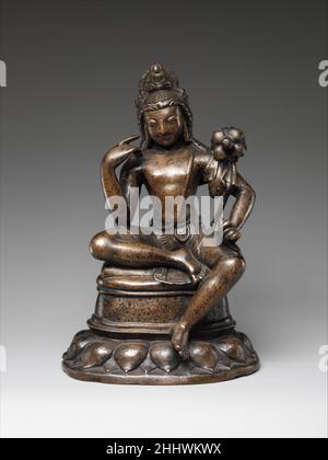 Avalokiteshvara Padmapani 7th. Jahrhundert Pakistan (Swat Valley) Bodhisattva als Lotusträger Padmapani war eine bevorzugte Form von Avalokiteshvara, die Verkörperung buddhistischen Mitgefühls. Seine Identifikatoren sind der Lotus (padma), der in seiner linken Hand gehalten wird, und die kleine Gestalt des Buddha Amitabha auf seinem Kopf. In dieser frühen Darstellung sitzt er in königlicher Leichtigkeit, mit einem Beinanhänger und einer Hand, die wie eine gestikulierte Kontemplation balanciert ist. Die Antilopenhaut über seiner Schulter erinnert an seine asketische Natur, ähnlich wie Shiva. Hören Sie zu, wie Experten die Geschichte dieses Kunstwerks beleuchten Hörspiel oder Pause #7927. Avalokites Stockfoto