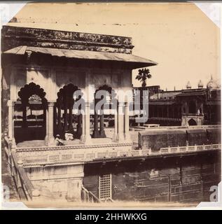 The Diwan-i Khas from the Mussaman Burj, Agra Palace 1862–64 John Murray der Brite, Schottische Murray fotografierte in Agra als Arzt für die East India Company und veröffentlichte 1857 eine umfassende Übersicht über die Stadt. Murray war nicht bereit, die technischen Einschränkungen seines Mediums zu erlauben, die von ihm erdachten Bilder nicht zu erreichen, und korrigierte seine Negative von Hand, indem er die Wahrheit der Kamera an die Wahrheit der Beobachtung und des Gedächtnisses anpasste. Die Diwan-i Khas aus dem Mussaman Burj, Agra Palace 266026 Stockfoto