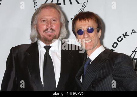 Barry Gibb und Robin Gibb von den Bee Gees nehmen am 15. März 2010 an der jährlichen Einführungszeremonie der Rock and Roll Hall of Fame 25th im Waldorf-Astoria in New York City Teil. Foto: Henry McGee/MediaPunch Stockfoto