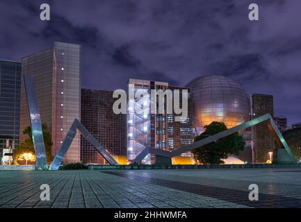 Nagoya, Japan – 19. Oktober 2019: Blick auf das Nagoya City Science Museum mit der riesigen Sphäre des größten Planetariums der Welt bei Nacht. Nagoya. Jap Stockfoto