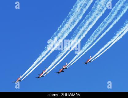 Melbourne, Australien. 26th Januar 2022. Australian Open Melbourne Park Day 1- 26/01/2022 das RAAF-Kunstflugteam, die Roulettes, führt mit sechs Pilatus PC-21-Flugzeugen eine Flugvorführung über den Melbourne Park durch. Quelle: Roger Parker/Alamy Live News Stockfoto