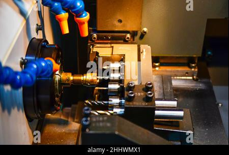 Die Multitasking-CNC-Drehmaschine Hi-Tech-Metall-Bearbeitungsprozess mit Drehmaschine Steuerung per Computerprogramm bei der Industrie Stockfoto