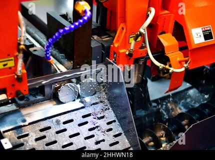 Industrielle Metallbearbeitung Schneiden verarbeiten den Rohstoff auf der CNC-Drehmaschine Stockfoto