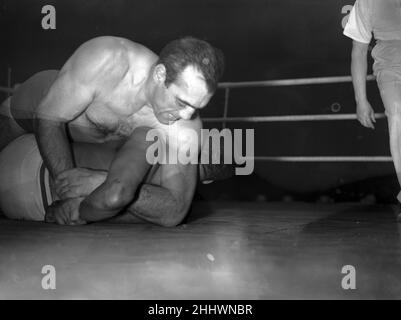 Primo Carnera gegen Larry Gains, Wrestling-Spiel, 23rd. Oktober 1951. Beide sind ehemalige professionelle Schwergewichtsboxer, Spitznamen, Ambling Alp und Larrupin Larry Stockfoto