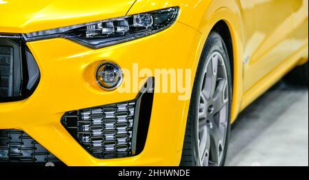 Gelbe moderne Autoscheinwerfer auf schwarzem Hintergrund Stockfoto