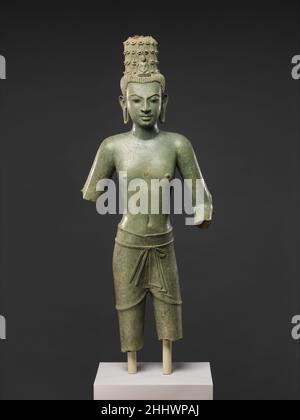 Stehend vierarmiger Avalokiteshvara, der Bodhisattva des Unendlichen Mitgefühls 8th.–Anfang des 9th. Jahrhunderts in Thailand oder Kambodscha. Avalokiteshvara, der Bodhisattva des Unendlichen Mitgefühls, steht mit vier Armeen 42641 Stockfoto