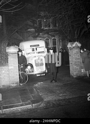 True Crime - Bilderserie über die Mordverbrechen von John Donald Merrett, AK Ronald Nisney, 1926 und 1954. Das Bild zeigt das Haus von Lady Mary Menzies in Ealing, West London, das zusammen mit ihrer Tochter (Veronica Bonnar, Chesneys Frau) am 11th. Februar 1954 von Ronald Chesney ermordet wurde. Nachtaufnahme mit dem Krankenwagen und der Polizei auf der Fahrt. Details über den Mörder und seine Verbrechen...... John Donald Merrett, ein Student der Universität, wurde in Edinburgh wegen des Mordes an seiner Mutter im Jahr 1926, Bertha Merrett, und wegen der Äußerung gefälschter Schecks auf ihrem Bankkonto angeklagt. Die Behörden täuschen sich zuerst Stockfoto