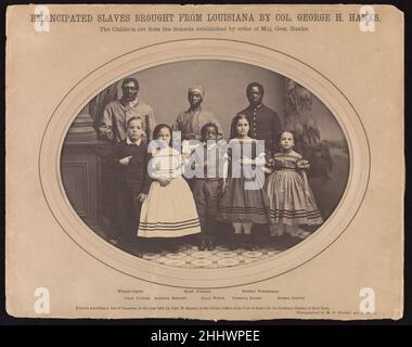 Emanzipierte Sklaven, die von Oberst George H. Banks aus Louisiana gebracht wurden Dezember 1863 Myron H. Kimball American im Dezember 1863 war Oberst George Hanks von der Infanterie 18th, Corps d'Afrique (ein Gewerkschaftskorps, das sich ausschließlich aus Afro-Amerikanern zusammensetzt), Begleitete acht emanzipierte Sklaven von New Orleans nach New York und Philadelphia, um ausdrücklich Fotostudios zu besuchen. Eine Werbekampagne, die von den großen General Nathaniel Banks des Golfministeriums und der Freedman's Relief Association of New York gefördert wurde, war ihr einziger Zweck, Geld zu sammeln, um ehemalige Sklaven in Louisiana, einem staatlichen sti, zu erziehen Stockfoto