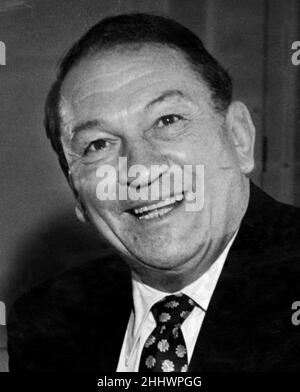 Victor McLaglen, mit dem Academy Award ausgezeichneter englisch-amerikanischer Schauspieler. Victor ist in Paddington abgebildet, als er mit dem Bootszug von Plymouth auf dem Weg zum Savoy Hotel ankommt. Victor Andrew de Bier Everleigh McLaglen (10. Dezember 1886 - 7. November 1959) war ein britisch-amerikanischer Filmschauspieler. Er war vor allem in Westerns als Charakterdarsteller bekannt und drehte sieben Filme mit John Ford und John Wayne. McLaglen gewann 1935 den Academy Award für den besten Darsteller für seine Rolle im Informer. Bild aufgenommen am 4th. April 1950 Stockfoto