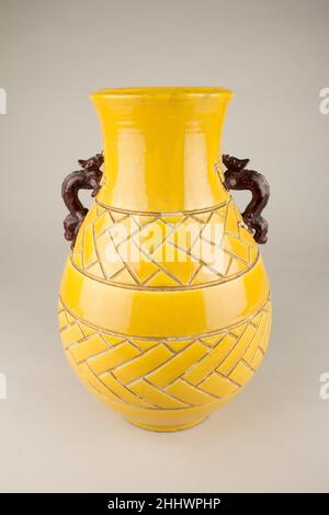 Vase mit eingeschnitzten Design und Salamander-Stilen im Kochi-Stil erste Hälfte des 19th. Jahrhunderts Eiraku Hozen. Vase mit eingeschnitzten Design und Salamander-Stielen im Kochi Style 48577 Stockfoto