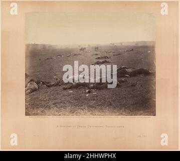 A Harvest of Death, Gettysburg, Pennsylvania Juli 1863 Timothy H. O'Sullivan American, Born Ireland Dieses Foto der verrotteten Toten, die nach der Schlacht von Gettysburg auf die Beerdigung warten, ist vielleicht die bekannteste Bürgerkriegslandschaft. Es wurde in Gardners Photographic Sketch Book of the war (1866) veröffentlicht, der ersten Anthologie des Landes mit Fotografien. Das Skizzenbuch enthält zehn fotografische Platten von Gettysburg – acht von Timothy H. O’Sullivan, der als Feldoperator für Alexander Gardner tätig war, und zwei von Gardner selbst. Die erweiterte Bildunterschrift, die dieses Foto begleitet, gehört zu Gardners m Stockfoto