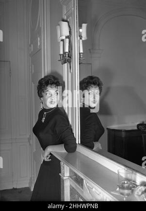 Gina Lollobrigida, italienische Schauspielerin in London, die im Auftrag des Wohlwollenden Fonds für Kino und Fernsehen an der Royal Film Performance von To Catch a Thief teilnimmt. Abgebildet in ihrem Hotelzimmer, Sonntag, 30th. Oktober 1955. Gina Lollobrigida und ihr Mann schafften es gerade, den letzten Flug vom Flughafen Orly nach London zu erwischen, aber in der Eile wurden drei Koffer zurückgelassen, und in einem ist das weiße Satinkleid, das sie der Königin zu tragen hoffte, als es ihnen vorgestellt wurde. Stockfoto