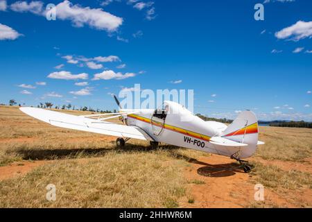 Piper Model PA-25-235/A1 Pawnee Glider Abschleppflugzeug vom Laufsteg am Lake Keepit Soaring Club, Gonnedah Australien. Stockfoto