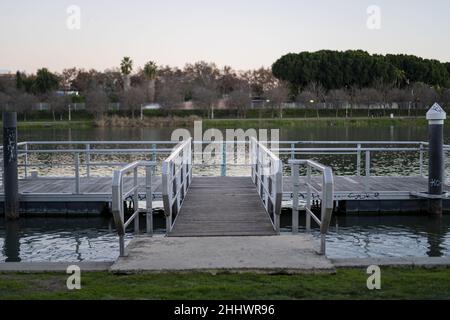 Eine kurze Brücke und eine leere Promenade an einem See Stockfoto