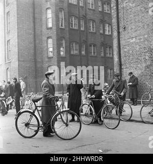 Cycles zum Verkauf auf dem Flohmarkt in Club Row, Bethnal Green, E1 London 1st. März 1955 Stockfoto