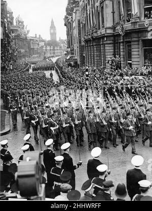 Der bewaffnete Dienst marschiert nach der Krönung von Königin Elizabeth II. In der Westminster Abbey entlang Whitehall. Das Kontingent der Royal Navy und Royal MarinesDer Offizier, der das Kontingent befehligen, Kapitän V. C. Begg, D.S.O., D.S.C., R.N. Mit Abordnungen von: Royal Marines und Royal Marines Forces Volunteer Reserve. Es folgten die erste Abteilung der Fußgarden, der Offizier, der die erste Abteilung befehlige, Lieut-Oberst B. O. P. Eugster, D.S.O., M.C., Irische Garde, die die Band der Walisischen Garde anführen, die Band der Irischen Garde, das Trommeln-Korps der 1st Milliarden. Welsh Guards und das Korps von Dru Stockfoto