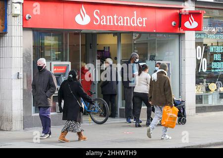 Die Menschen laufen an einer Filiale der Santander Bank vorbei. Stockfoto