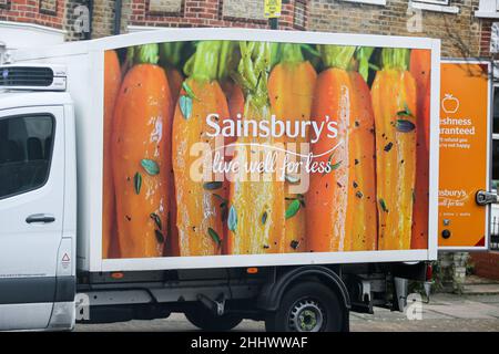 London, Großbritannien. 18th Januar 2022. Ein Sainsbury's Lieferwagen auf der Straße gesehen. (Foto: Dinendra Haria/SOPA Images/Sipa USA) Quelle: SIPA USA/Alamy Live News Stockfoto