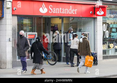 London, Großbritannien. 19th Januar 2022. Die Menschen laufen an einer Filiale der Santander Bank vorbei. (Bild: © Dinendra Haria/SOPA Images via ZUMA Press Wire) Stockfoto