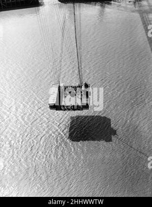 Newport Transporter Bridge, eine Transporterbrücke, die den Fluss Usk in Newport, Gwent, South East Wales überquert. 29th. Juni 1950. Stockfoto