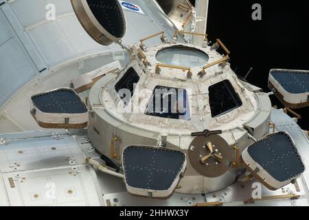 Erdatmosphäre. 16th Januar 2022. NASA-Astronaut und Expedition 66 die Flugingenieurin Kayla Barron guckt aus einem Fenster in der Kuppel, dem „Fenster der Internationalen Raumstation zur Welt“. Zu den prominenten Komponenten in diesem Foto gehören das Tranquility-Modul, an dem die Kuppel befestigt ist, und das STRAHLMODUL. Quelle: NASA/ZUMA Press Wire Service/ZUMAPRESS.com/Alamy Live News Stockfoto