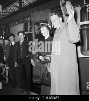 Der amerikanische Evangelist Billy Graham kommt mit seiner Frau Ruth nach seinem erfolgreichen schottischen Kreuzzug am Euston Bahnhof in London an. 11th Mai 1955. Stockfoto