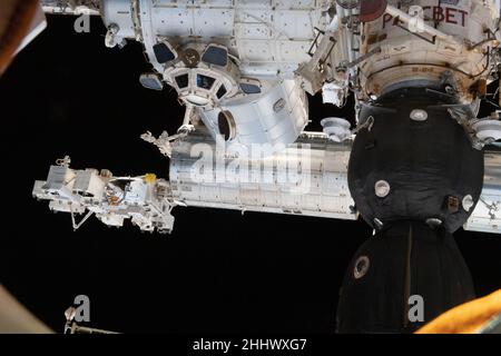 Erdatmosphäre. 16th Januar 2022. NASA-Astronaut und Expedition 66 die Flugingenieurin Kayla Barron guckt aus einem Fenster in der Kuppel, dem „Fenster der Internationalen Raumstation zur Welt“. Zu den prominenten Komponenten in diesem Foto gehören das Tranquility-Modul, an dem die Kuppel befestigt ist, und das STRAHLMODUL. Quelle: NASA/ZUMA Press Wire Service/ZUMAPRESS.com/Alamy Live News Stockfoto