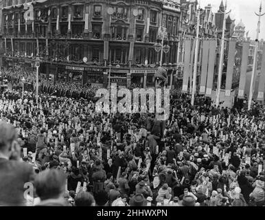 Die Kutschenprozession der Prinzen und Prinzessinnen des Blutes Royal, die hier ihren Weg entlang der Northumberland Avenue zur Westminster Abbey zur Krönung von Königin Elizabeth II. Am 2nd. Juni 1953 gemacht hat Stockfoto