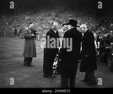 Winston Churchill nimmt am FA Cup Finale 1952 in Wembley zwischen Newcastle und Arsenal Teil.3rd. Mai 1952. Stockfoto