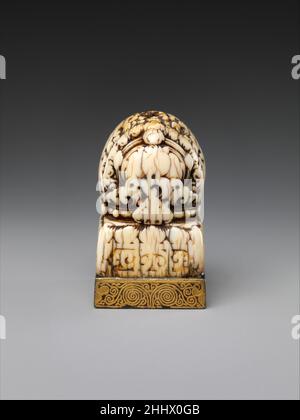 Siegel mit Mantra in der Schrift von Vartu China Anfang des 15th. Jahrhunderts in der Schrift von Vartu geschrieben, lautete auf der Unterseite dieses Siegels die Schrift „aa-ra-pa-tza-na-dhi“, ein Mantra von Manjusri, dem Bodhisattva der Weisheit. Die Vartu-Schrift, die zuerst in Indien entwickelt wurde, wurde von tibetischen Mönchen aus dem kursiven Sanskrit für rituelle Zwecke ab dem elften Jahrhundert adaptiert. Siegel mit Mantra in Vartu-Schrift 42012 Stockfoto