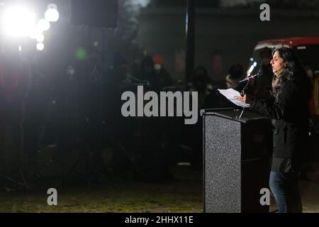 Seattle, USA. 25th Januar 2022. Am frühen Abend im Cal Anderson Park auf dem Capitol Hill. Ratsmitglied Kshama Sawant sprach an der Seite der Starbucks-Arbeiter in Seattle, Buffalo und Boston, während des Stands mit den Starbucks-Arbeitern, die für die gewerkschaftliche Organisierung der Solidarity Rally kämpfen. Die Beschäftigten von Starbucks sind nur eine der jüngsten Gruppen, die den Kampf für die Gründung einer Gewerkschaft mobilisieren, da die Unternehmensgewinne steigen und die Inflation die Beschäftigten davon abbringen wird, ihre Gehaltsschecks zu verzehren. James Anderson/Alamy Live News Stockfoto