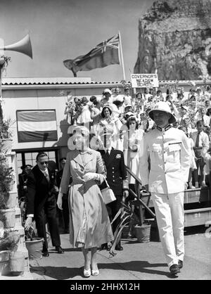 Königin Elizabeth II. Und der Herzog von Edinburgh bei einem Besuch in Gibraltar war dies ihre letzte Anlaufstelle für diese Königliche Tour. 12th Mai 1954. Stockfoto