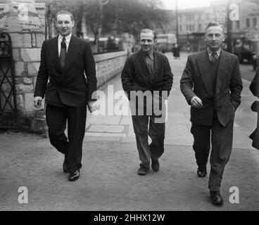 True Crime - Bilderserie über die Mordverbrechen von John Donald Merrett, AK Ronald Nisney, 1926 und 1954. Bild zeigt unbenannte Zeugen bei der Inquest im März 1954. John Donald Merrett, jetzt Ronald Chesney genannt, ermordete seine Frau Veronica Bonnar und ihre Mutter Lady Mary Menzies in Ealing West London. Dann schoss Ronald Cheyman sich selbst in den Kopf. Details über den Mörder und seine Verbrechen...... John Donald Merrett, ein Student der Universität, wurde in Edinburgh wegen des Mordes an seiner Mutter im Jahr 1926, Bertha Merrett, und wegen der Äußerung gefälschter Schecks auf ihrem Bankkonto angeklagt. Die Behörden bei f Stockfoto