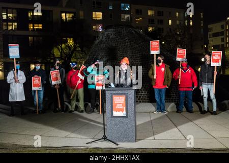 Seattle, USA. 25th Januar 2022. Am frühen Abend im Cal Anderson Park auf dem Capitol Hill. Mitarbeiter von Starbucks in Seattle, Buffalo und Boston, Mitglied des stadtrates Kshama Sawant und Unterstützer am Stand, während Starbucks-Mitarbeiter für die gewerkschaftliche Organisierung der Solidarity Rally kämpfen. Die Beschäftigten von Starbucks sind nur eine der jüngsten Gruppen, die den Kampf für die Gründung einer Gewerkschaft mobilisieren, da die Unternehmensgewinne steigen und die Inflation die Beschäftigten trifft und ihre Gehaltsschecks wegfrisst. James Anderson/Alamy Live News Stockfoto