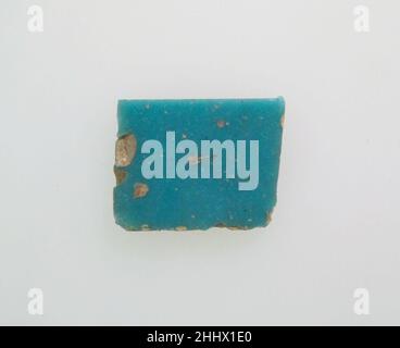 Glas monochrome Inlay Fragment 1st Hälfte des 1st. Jahrhunderts A.D. Roman opak türkisblau.flache Inlay.Polierte Oberseite und eine Kante; Lochfraß von Oberflächenblasen und Verwitterung von Chips auf der Oberseite; schillernde Verwitterung auf der Unterseite und drei Kanten.. Einfarbiger Glaseinlegefragment. Roman. 1st Hälfte des 1st. Jahrhunderts A.D.. Glas. Frühkaiserlich, Julio-Claudian. Glas Stockfoto
