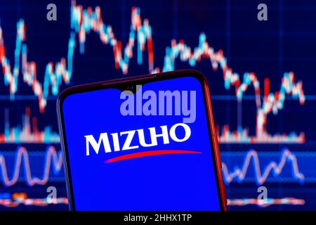 Smartphone mit Mizuho Financial Group Logo. Mizuho-Aktienchart im Hintergrund. Stockfoto