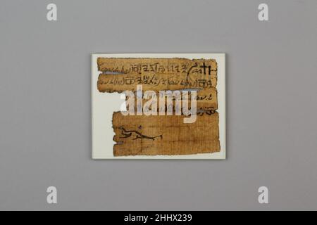 Papyrus Charm 1295–1070 v. Chr. Neues Königreich, Ramesside dieser Papyrus (verbunden mit 26,3.225b) ist mit einer Beschwörung zum Schutz eingeschrieben und ruft die acht Gottheiten der Ogdoad an, um das in der letzten Zeile genannte Individuum zu schützen. In der unteren Mitte zeigte eine Zeichnung einmal zwei symmetrisch angeordnete Krokodile, die einer dazwischen liegenden Figur gegenüberstanden und sie angriffen. Der Papyrus wäre in ein kleines Paket gefaltet und an einer Schnur um den Hals getragen worden. Papyrus Charm 553677 Stockfoto