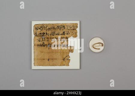 Papyrus Charm 1295–1070 v. Chr. Neues Königreich, Ramesside dieser Papyrus (verbunden mit 26,3.225a) ist mit einer Beschwörung zum Schutz eingeschrieben und ruft die acht Gottheiten der Ogdoad an, um das in der letzten Zeile genannte Individuum zu schützen. In der unteren Mitte zeigte eine Zeichnung einmal zwei symmetrisch angeordnete Krokodile, die einer dazwischen liegenden Figur gegenüberstanden und sie angriffen. Der Papyrus wäre in ein kleines Paket gefaltet und an einer Schnur um den Hals getragen worden. Papyrus Charm 591137 Stockfoto