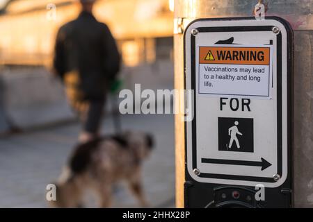 Seattle, USA. 25th Januar 2022. Warnimpfungen können zu einem Aufkleber für ein gesundes glückliches Leben führen. Stockfoto