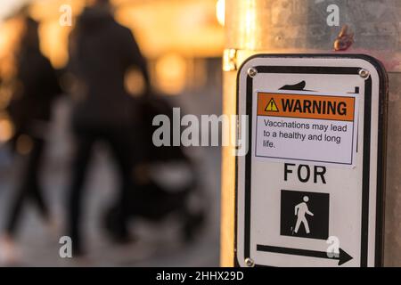 Seattle, USA. 25th Januar 2022. Warnimpfungen können zu einem Aufkleber für ein gesundes glückliches Leben führen. Stockfoto