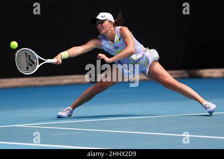 Melbourne, Australien. 26th. Januar 2022. Der polnische Tennisspieler IGA Swiatek in Aktion während des Australian Open Turniers im Melbourne Park am Mittwoch, den 26. Januar 2022. © Jürgen Hasenkopf / Alamy Live News Stockfoto