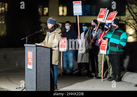 Seattle, USA. 25th Januar 2022. Am frühen Abend im Cal Anderson Park auf dem Capitol Hill. Mitarbeiter von Starbucks in Seattle, Buffalo und Boston, Mitglied des stadtrates Kshama Sawant und Unterstützer am Stand, während Starbucks-Mitarbeiter für die gewerkschaftliche Organisierung der Solidarity Rally kämpfen. Die Beschäftigten von Starbucks sind nur eine der jüngsten Gruppen, die den Kampf für die Gründung einer Gewerkschaft mobilisieren, da die Unternehmensgewinne steigen und die Inflation die Beschäftigten trifft und ihre Gehaltsschecks wegfrisst. James Anderson/Alamy Live News Stockfoto