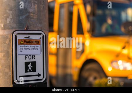 Seattle, USA. 25th Januar 2022. Warnimpfungen können zu einem Aufkleber für ein gesundes glückliches Leben führen. Stockfoto