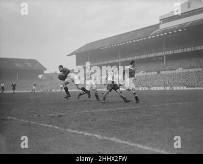 Division One Tottenham Hotspur / Manchester United. United-Torwart, der hier kurz nach dem Abheben des Balls vom Stürmer der Spurs in der White Hart Lane gesehen wurde. Das Endergebnis war ein zwei-ein-Sieg für Manchester United. 1st. November 1952 C5382 Stockfoto