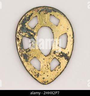Schwertwächter (Tsuba) ca. 3rd.–7th. Jahrhundert Japanisch Diese Tsuba stammt aus einem Grabhügel (kofun) in Shioda, in der japanischen Provinz Bizen, und ist einer der frühesten Schwertwächter, der aus Japan überlebt hat. Es war Teil des Austausches von Objekten zwischen dem Imperial Museum (später das Tokyo National Museum) und dem Metropolitan Museum of Art, das von Bashford Dean in den Jahren 1905–6 arrangiert wurde. Schwertwächter (Tsuba) 25817 Stockfoto