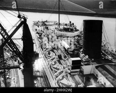 RMS Queen Mary, Ozeandampfer, der von 1936 bis 1967 hauptsächlich im Nordatlantik für die Cunard Line fuhr, bekannt als Cunard-White Star, als das Schiff in Dienst gestellt wurde. Gebaut von John Brown & Company in Clydebank, Schottland. Abgebildet. Von einem riesigen Kran in John Brown Yard, Clydebank, um 1950 auf die Queen Mary herabblicken. Stockfoto