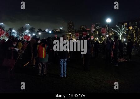 Seattle, USA. 25th Januar 2022. Am frühen Abend im Cal Anderson Park auf dem Capitol Hill. Unterstützer versammeln sich am Stand, während Starbucks-Mitarbeiter für die gewerkschaftliche Organisierung der Solidarity Rally kämpfen. Die Beschäftigten von Starbucks sind nur eine der jüngsten Gruppen, die den Kampf für die Gründung einer Gewerkschaft mobilisieren, da die Unternehmensgewinne steigen und die Inflation die Beschäftigten trifft und ihre Gehaltsschecks wegfrisst. James Anderson/Alamy Live News Stockfoto