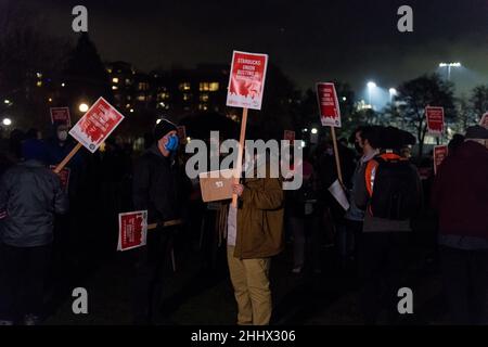 Seattle, USA. 25th Januar 2022. Am frühen Abend im Cal Anderson Park auf dem Capitol Hill. Unterstützer versammeln sich am Stand, während Starbucks-Mitarbeiter für die gewerkschaftliche Organisierung der Solidarity Rally kämpfen. Die Beschäftigten von Starbucks sind nur eine der jüngsten Gruppen, die den Kampf für die Gründung einer Gewerkschaft mobilisieren, da die Unternehmensgewinne steigen und die Inflation die Beschäftigten trifft und ihre Gehaltsschecks wegfrisst. James Anderson/Alamy Live News Stockfoto