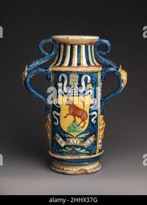Albarello mit Wappen von Leonardo Buonafede ca. 1525–30 Italienische, wahrscheinlich Montelupo Lagerschiffe gehörten zu den am häufigsten produzierten maiolica-Waren im Italien des späten Mittelalters und der Renaissance. Sie wurden in ziemlich normalen Formen hergestellt und passen mit Dutzenden von anderen auf ein Regal, oft in eine Apotheke oder einen Laden. Ihre Griffe passen daher in das Profil des Schiffs, und der zylindrische Albarello-Typ ist in der Mitte im Allgemeinen enger als oben oder unten, wodurch er leicht zu greifen ist. Weitere gängige Merkmale sind Inschriften, die den Inhalt anzeigen, und geflanschte Lippen, um Gerinnsel zu sichern Stockfoto